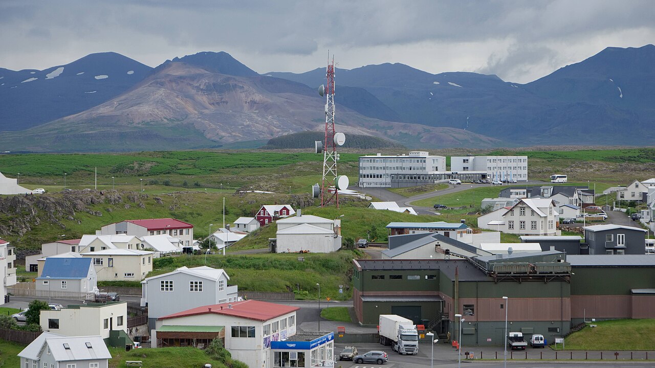 A cell tower with mobile antennas